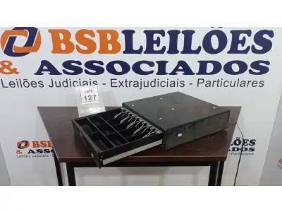 LOTE 127 - 01 GAVETA DE DINHEIRO. (NO ESTADO) ATENÇÃO! FAZER A VISITAÇÃO ANTES DE ARREMATAR, NÃO SABEMOS SE FUNCIONA, LEILÃO NÃO TEM GARANTIA E NEM DEVOLUÇÃO, SUJEITO A POSSÍVEIS AVARIAS VISÍVEIS/OCULTAS E/OU AUSÊNCIA DE COMPONENTES.