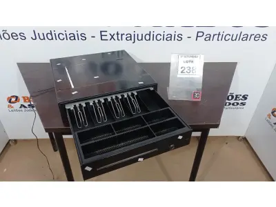 LOTE 238 - 01 GAVETA DE DINHEIRO. (NO ESTADO) ATENÇÃO! FAZER A VISITAÇÃO ANTES DE ARREMATAR, NÃO SABEMOS SE FUNCIONA, LEILÃO NÃO TEM GARANTIA E NEM DEVOLUÇÃO, SUJEITO A POSSÍVEIS AVARIAS VISÍVEIS/OCULTAS E/OU AUSÊNCIA DE COMPONENTES.