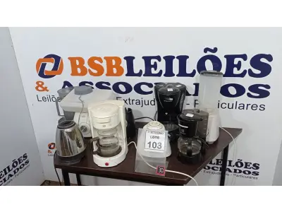 LOTE 103 - 03 CAFETEIRAS, 01 GARRAFA TÉRMICA, 01 VAPORIZADOR, 04 BASES DE LIQUIDIFICADOR COM 02 COPOS. (NO ESTADO) ATENÇÃO! FAZER A VISITAÇÃO ANTES DE ARREMATAR, NÃO SABEMOS SE FUNCIONA, LEILÃO NÃO TEM GARANTIA E NEM DEVOLUÇÃO, SUJEITO A POSSÍVEIS AVARIAS VISÍVEIS/OCULTAS E/OU AUSÊNCIA DE COMPONENTES.