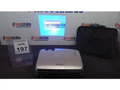 LOTE 197 - 01 PROJETOR MARCA EPSON COM MALETA. (NO ESTADO) ATENÇÃO! FAZER A VISITAÇÃO ANTES DE ARREMATAR, NÃO SABEMOS SE FUNCIONA, LEILÃO NÃO TEM GARANTIA E NEM DEVOLUÇÃO, SUJEITO A POSSÍVEIS AVARIAS VISÍVEIS/OCULTAS E/OU AUSÊNCIA DE COMPONENTES