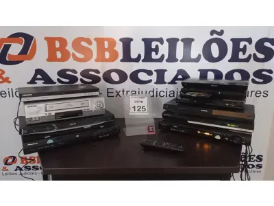 LOTE 125 - 06 APARELHOS DE DVD, 03 BLU RAY E 01 VÍDEO CASSETE DE MARCAS E MODELOS DIVERSOS. (NO ESTADO) ATENÇÃO! FAZER A VISITAÇÃO ANTES DE ARREMATAR, NÃO SABEMOS SE FUNCIONA, LEILÃO NÃO TEM GARANTIA E NEM DEVOLUÇÃO, SUJEITO A POSSÍVEIS AVARIAS VISÍVEIS/OCULTAS E/OU AUSÊNCIA DE COMPONENTES.