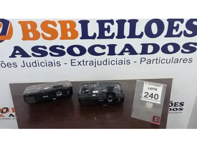 LOTE 240 - 02 PROJETORES MARCA EPSON. (NO ESTADO) ATENÇÃO! FAZER A VISITAÇÃO ANTES DE ARREMATAR, NÃO SABEMOS SE FUNCIONA, LEILÃO NÃO TEM GARANTIA E NEM DEVOLUÇÃO, SUJEITO A POSSÍVEIS AVARIAS VISÍVEIS/OCULTAS E/OU AUSÊNCIA DE COMPONENTES