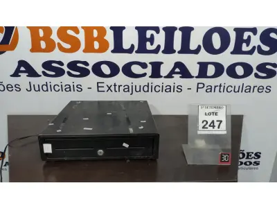 LOTE 247 - 01 GAVETA DE DINHEIRO. (NO ESTADO) ATENÇÃO! FAZER A VISITAÇÃO ANTES DE ARREMATAR, NÃO SABEMOS SE FUNCIONA, LEILÃO NÃO TEM GARANTIA E NEM DEVOLUÇÃO, SUJEITO A POSSÍVEIS AVARIAS VISÍVEIS/OCULTAS E/OU AUSÊNCIA DE COMPONENTES.