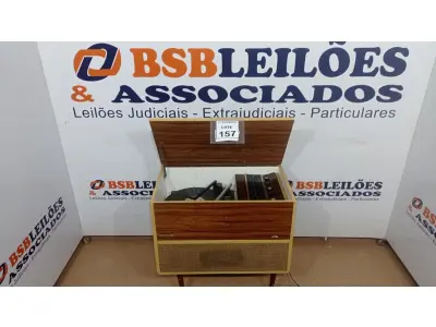 LOTE 157 - 01 VITROLA ORIGINAL DENISON VINIL AM-FM FUNCIONAL. (NO ESTADO) ATENÇÃO! FAZER A VISITAÇÃO ANTES DE ARREMATAR, NÃO SABEMOS SE FUNCIONA, LEILÃO NÃO TEM GARANTIA E NEM DEVOLUÇÃO, SUJEITO A POSSÍVEIS AVARIAS VISÍVEIS/OCULTAS E/OU AUSÊNCIA DE COMPONENTES.