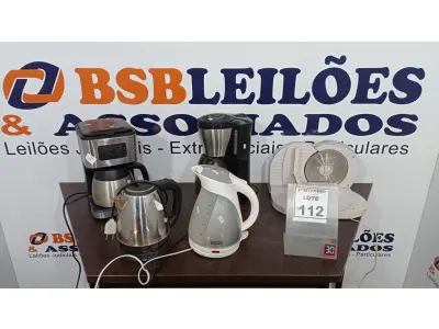 LOTE 112 - 02 CAFETEIRAS, 02 GARRAFAS TÉRMICAS, 02 SANDUICHEIRAS E 01 FATIADOR DE FRIOS. (NO ESTADO) ATENÇÃO! FAZER A VISITAÇÃO ANTES DE ARREMATAR, NÃO SABEMOS SE FUNCIONA, LEILÃO NÃO TEM GARANTIA E NEM DEVOLUÇÃO, SUJEITO A POSSÍVEIS AVARIAS VISÍVEIS/OCULTAS E/OU AUSÊNCIA DE COMPONENTES.