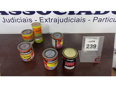 LOTE 239 - 04 LATAS DE ESMALTE SINTÉTICO DE 900ML CORES VARIADAS MARCA GLASURIT, 01 CATALIZADOR EPÓXI E 01 DILUENTE EPÓXI. (NO ESTADO) ATENÇÃO! FAZER A VISITAÇÃO ANTES DE ARREMATAR, NÃO SABEMOS SE FUNCIONA, LEILÃO NÃO TEM GARANTIA E NEM DEVOLUÇÃO, SUJEITO A POSSÍVEIS AVARIAS VISÍVEIS/OCULTAS E/OU AUSÊNCIA DE COMPONENTES.