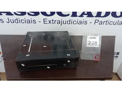LOTE 238 - 01 GAVETA DE DINHEIRO. (NO ESTADO) ATENÇÃO! FAZER A VISITAÇÃO ANTES DE ARREMATAR, NÃO SABEMOS SE FUNCIONA, LEILÃO NÃO TEM GARANTIA E NEM DEVOLUÇÃO, SUJEITO A POSSÍVEIS AVARIAS VISÍVEIS/OCULTAS E/OU AUSÊNCIA DE COMPONENTES.