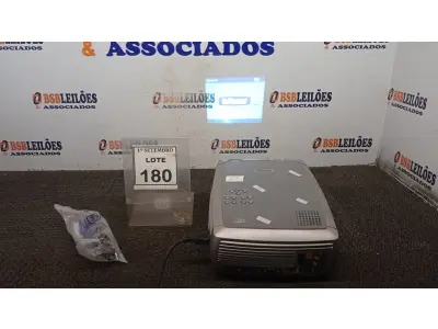 LOTE 180 - 01 PROJETOR MARCA INFOCUS COM CABOS. (NO ESTADO) ATENÇÃO! FAZER A VISITAÇÃO ANTES DE ARREMATAR, NÃO SABEMOS SE FUNCIONA, LEILÃO NÃO TEM GARANTIA E NEM DEVOLUÇÃO, SUJEITO A POSSÍVEIS AVARIAS VISÍVEIS/OCULTAS E/OU AUSÊNCIA DE COMPONENTES