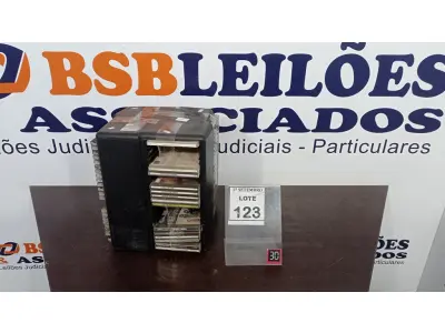 LOTE 123 - 01 PORTA CD COM GRANDE QUANTIDADE DE CDS DIVERSOS. (NO ESTADO) ATENÇÃO! FAZER A VISITAÇÃO ANTES DE ARREMATAR, NÃO SABEMOS SE FUNCIONA, LEILÃO NÃO TEM GARANTIA E NEM DEVOLUÇÃO, SUJEITO A POSSÍVEIS AVARIAS VISÍVEIS/OCULTAS E/OU AUSÊNCIA DE COMPONENTES.