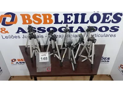 LOTE 148 - 09 TRIPÉS PARA CÂMERAS. (NO ESTADO) ATENÇÃO! FAZER A VISITAÇÃO ANTES DE ARREMATAR, NÃO SABEMOS SE FUNCIONA, LEILÃO NÃO TEM GARANTIA E NEM DEVOLUÇÃO, SUJEITO A POSSÍVEIS AVARIAS VISÍVEIS/OCULTAS E/OU AUSÊNCIA DE COMPONENTES.