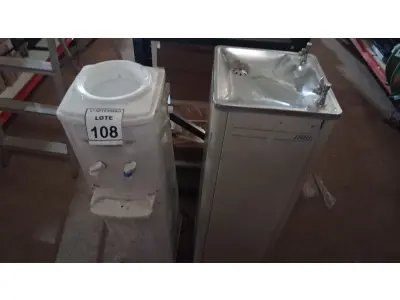 LOTE 108 - 02 BEBEDOUROS SENDO 01 PARA GARRAFÃO. (NO ESTADO) ATENÇÃO! FAZER A VISITAÇÃO ANTES DE ARREMATAR, NÃO SABEMOS SE FUNCIONA, LEILÃO NÃO TEM GARANTIA E NEM DEVOLUÇÃO, SUJEITO A POSSÍVEIS AVARIAS VISÍVEIS/OCULTAS E/OU AUSÊNCIA DE COMPONENTES.