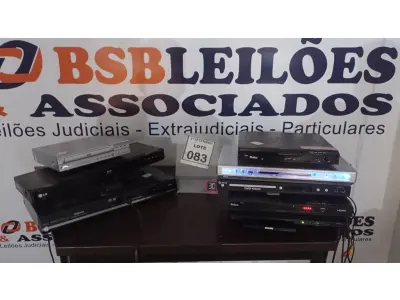 LOTE 083 - 01 LOTE COM VÁRIOS APARELHOS DE DVD DE MARCAS E MODELOS DIVERSOS. (NO ESTADO) ATENÇÃO! FAZER A VISITAÇÃO ANTES DE ARREMATAR, NÃO SABEMOS SE FUNCIONA, LEILÃO NÃO TEM GARANTIA E NEM DEVOLUÇÃO, SUJEITO A POSSÍVEIS AVARIAS VISÍVEIS/OCULTAS E/OU AUSÊNCIA DE COMPONENTES.