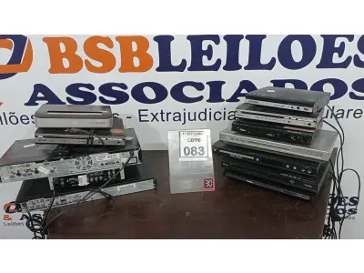 LOTE 083 - 01 LOTE COM VÁRIOS APARELHOS DE DVD DE MARCAS E MODELOS DIVERSOS. (NO ESTADO) ATENÇÃO! FAZER A VISITAÇÃO ANTES DE ARREMATAR, NÃO SABEMOS SE FUNCIONA, LEILÃO NÃO TEM GARANTIA E NEM DEVOLUÇÃO, SUJEITO A POSSÍVEIS AVARIAS VISÍVEIS/OCULTAS E/OU AUSÊNCIA DE COMPONENTES.