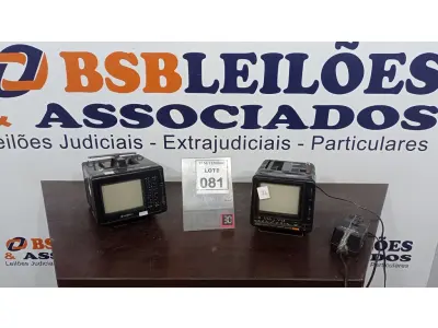 LOTE 081 - 02 MINI TV PORTÁTEIS. (NO ESTADO) ATENÇÃO! FAZER A VISITAÇÃO ANTES DE ARREMATAR, NÃO SABEMOS SE FUNCIONA, LEILÃO NÃO TEM GARANTIA E NEM DEVOLUÇÃO, SUJEITO A POSSÍVEIS AVARIAS VISÍVEIS/OCULTAS E/OU AUSÊNCIA DE COMPONENTES.
