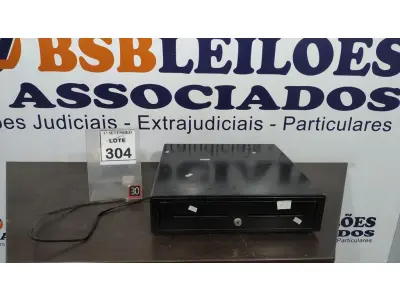 LOTE 304 - 01 GAVETA DE DINHEIRO. (NO ESTADO) ATENÇÃO! FAZER A VISITAÇÃO ANTES DE ARREMATAR, NÃO SABEMOS SE FUNCIONA, LEILÃO NÃO TEM GARANTIA E NEM DEVOLUÇÃO, SUJEITO A POSSÍVEIS AVARIAS VISÍVEIS/OCULTAS E/OU AUSÊNCIA DE COMPONENTES.