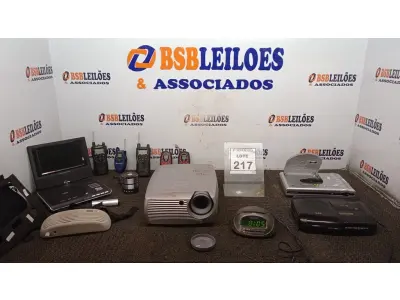 LOTE 217 - 01 DVD PORTÁTIL MARCA POWERPACK, 01 PROJETOR MULTIMIDIA MODELO SCREEN PLAY 4805 MARCA INFOCUS 05 RÁDIOS COMUNICADORES, 02 RELÓGIOS/RADIO, 02 CAIXINHAS DE SOM E 01 AMPLIFICADOR DE VOZ INCOMPLETO E 01 APARELHO DE DVD. (NO ESTADO) ATENÇÃO! FAZER A VISITAÇÃO ANTES DE ARREMATAR, NÃO SABEMOS SE FUNCIONA, LEILÃO NÃO TEM GARANTIA E NEM DEVOLUÇÃO, SUJEITO A POSSÍVEIS AVARIAS VISÍVEIS/OCULTAS E/OU AUSÊNCIA DE COMPONENTES
