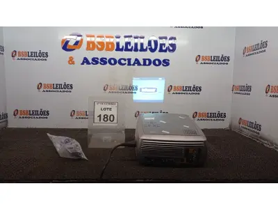 LOTE 180 - 01 PROJETOR MARCA INFOCUS COM CABOS. (NO ESTADO) ATENÇÃO! FAZER A VISITAÇÃO ANTES DE ARREMATAR, NÃO SABEMOS SE FUNCIONA, LEILÃO NÃO TEM GARANTIA E NEM DEVOLUÇÃO, SUJEITO A POSSÍVEIS AVARIAS VISÍVEIS/OCULTAS E/OU AUSÊNCIA DE COMPONENTES