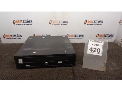 LOTE 420 - 01 GAVETA DE DINHEIRO. (NO ESTADO) ATENÇÃO! FAZER A VISITAÇÃO ANTES DE ARREMATAR, NÃO SABEMOS SE FUNCIONA, LEILÃO NÃO TEM GARANTIA E NEM DEVOLUÇÃO, SUJEITO A POSSÍVEIS AVARIAS VISÍVEIS/OCULTAS E/OU AUSÊNCIA DE COMPONENTES.