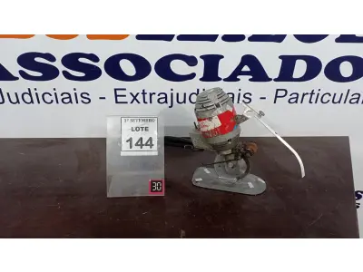 LOTE 144 - 01 MÁQUINA DE CORTAR TECIDO. (NO ESTADO) ATENÇÃO! FAZER A VISITAÇÃO ANTES DE ARREMATAR, NÃO SABEMOS SE FUNCIONA, LEILÃO NÃO TEM GARANTIA E NEM DEVOLUÇÃO, SUJEITO A POSSÍVEIS AVARIAS VISÍVEIS/OCULTAS E/OU AUSÊNCIA DE COMPONENTES.
