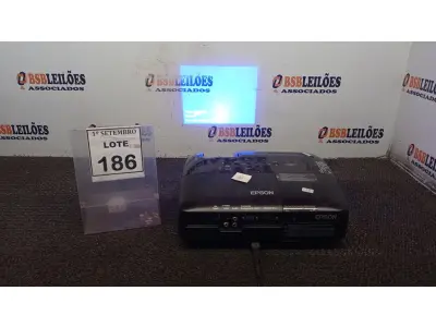 LOTE 186 - 01 PROJETOR MARCA EPSON. (NO ESTADO) ATENÇÃO! FAZER A VISITAÇÃO ANTES DE ARREMATAR, NÃO SABEMOS SE FUNCIONA, LEILÃO NÃO TEM GARANTIA E NEM DEVOLUÇÃO, SUJEITO A POSSÍVEIS AVARIAS VISÍVEIS/OCULTAS E/OU AUSÊNCIA DE COMPONENTES