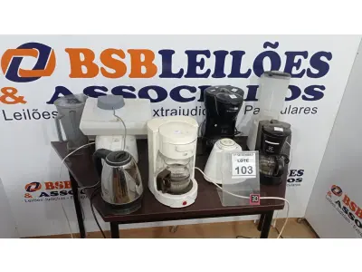 LOTE 103 - 03 CAFETEIRAS, 01 GARRAFA TÉRMICA, 01 VAPORIZADOR, 04 BASES DE LIQUIDIFICADOR COM 02 COPOS. (NO ESTADO) ATENÇÃO! FAZER A VISITAÇÃO ANTES DE ARREMATAR, NÃO SABEMOS SE FUNCIONA, LEILÃO NÃO TEM GARANTIA E NEM DEVOLUÇÃO, SUJEITO A POSSÍVEIS AVARIAS VISÍVEIS/OCULTAS E/OU AUSÊNCIA DE COMPONENTES.