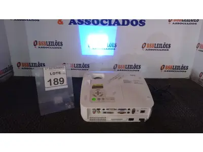 LOTE 189 - 01 PROJETOR COM CABOS MARCA NEC. (NO ESTADO) ATENÇÃO! FAZER A VISITAÇÃO ANTES DE ARREMATAR, NÃO SABEMOS SE FUNCIONA, LEILÃO NÃO TEM GARANTIA E NEM DEVOLUÇÃO, SUJEITO A POSSÍVEIS AVARIAS VISÍVEIS/OCULTAS E/OU AUSÊNCIA DE COMPONENTES