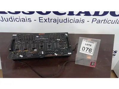 LOTE 076 - 01 MESA DE SOM GEMINI. (NO ESTADO) ATENÇÃO! FAZER A VISITAÇÃO ANTES DE ARREMATAR, NÃO SABEMOS SE FUNCIONA, LEILÃO NÃO TEM GARANTIA E NEM DEVOLUÇÃO, SUJEITO A POSSÍVEIS AVARIAS VISÍVEIS/OCULTAS E/OU AUSÊNCIA DE COMPONENTES.