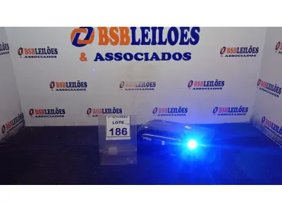 LOTE 186 - 01 PROJETOR MARCA EPSON. (NO ESTADO) ATENÇÃO! FAZER A VISITAÇÃO ANTES DE ARREMATAR, NÃO SABEMOS SE FUNCIONA, LEILÃO NÃO TEM GARANTIA E NEM DEVOLUÇÃO, SUJEITO A POSSÍVEIS AVARIAS VISÍVEIS/OCULTAS E/OU AUSÊNCIA DE COMPONENTES