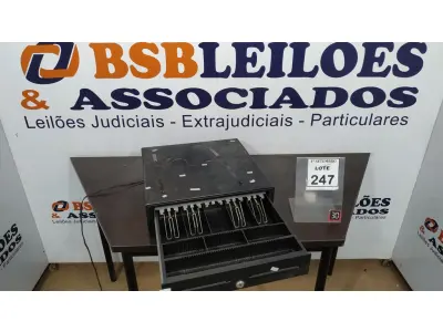 LOTE 247 - 01 GAVETA DE DINHEIRO. (NO ESTADO) ATENÇÃO! FAZER A VISITAÇÃO ANTES DE ARREMATAR, NÃO SABEMOS SE FUNCIONA, LEILÃO NÃO TEM GARANTIA E NEM DEVOLUÇÃO, SUJEITO A POSSÍVEIS AVARIAS VISÍVEIS/OCULTAS E/OU AUSÊNCIA DE COMPONENTES.