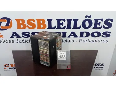LOTE 123 - 01 PORTA CD COM GRANDE QUANTIDADE DE CDS DIVERSOS. (NO ESTADO) ATENÇÃO! FAZER A VISITAÇÃO ANTES DE ARREMATAR, NÃO SABEMOS SE FUNCIONA, LEILÃO NÃO TEM GARANTIA E NEM DEVOLUÇÃO, SUJEITO A POSSÍVEIS AVARIAS VISÍVEIS/OCULTAS E/OU AUSÊNCIA DE COMPONENTES.