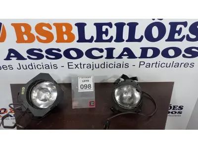 LOTE 098 - 02 REFLETORES DE PALCO. (NO ESTADO) ATENÇÃO! FAZER A VISITAÇÃO ANTES DE ARREMATAR, NÃO SABEMOS SE FUNCIONA, LEILÃO NÃO TEM GARANTIA E NEM DEVOLUÇÃO, SUJEITO A POSSÍVEIS AVARIAS VISÍVEIS/OCULTAS E/OU AUSÊNCIA DE COMPONENTES.