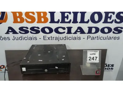 LOTE 247 - 01 GAVETA DE DINHEIRO. (NO ESTADO) ATENÇÃO! FAZER A VISITAÇÃO ANTES DE ARREMATAR, NÃO SABEMOS SE FUNCIONA, LEILÃO NÃO TEM GARANTIA E NEM DEVOLUÇÃO, SUJEITO A POSSÍVEIS AVARIAS VISÍVEIS/OCULTAS E/OU AUSÊNCIA DE COMPONENTES.
