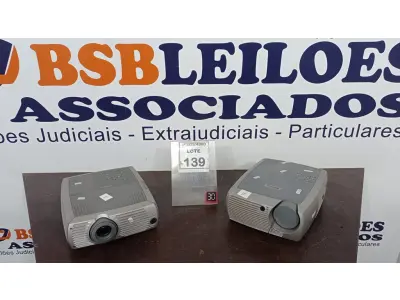 LOTE 139 - 02 PROJETORES MARCA INFOCUS. (NO ESTADO) ATENÇÃO! FAZER A VISITAÇÃO ANTES DE ARREMATAR, NÃO SABEMOS SE FUNCIONA, LEILÃO NÃO TEM GARANTIA E NEM DEVOLUÇÃO, SUJEITO A POSSÍVEIS AVARIAS VISÍVEIS/OCULTAS E/OU AUSÊNCIA DE COMPONENTES.
