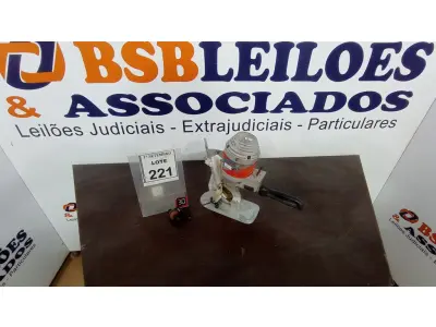 LOTE 221 - 01 MÁQUINA DE CORTAR TECIDO. (NO ESTADO) ATENÇÃO! FAZER A VISITAÇÃO ANTES DE ARREMATAR, NÃO SABEMOS SE FUNCIONA, LEILÃO NÃO TEM GARANTIA E NEM DEVOLUÇÃO, SUJEITO A POSSÍVEIS AVARIAS VISÍVEIS/OCULTAS E/OU AUSÊNCIA DE COMPONENTES.