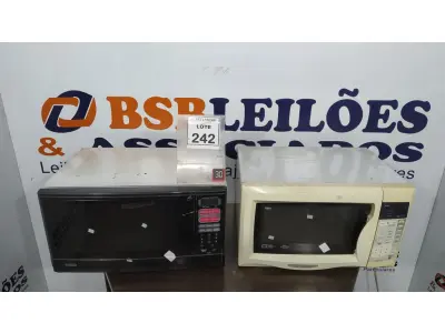 LOTE 242 - 02 MICRO-ONDAS. (NO ESTADO) ATENÇÃO! FAZER A VISITAÇÃO ANTES DE ARREMATAR, NÃO SABEMOS SE FUNCIONA, LEILÃO NÃO TEM GARANTIA E NEM DEVOLUÇÃO, SUJEITO A POSSÍVEIS AVARIAS VISÍVEIS/OCULTAS E/OU AUSÊNCIA DE COMPONENTES