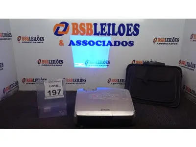 LOTE 197 - 01 PROJETOR MARCA EPSON COM MALETA. (NO ESTADO) ATENÇÃO! FAZER A VISITAÇÃO ANTES DE ARREMATAR, NÃO SABEMOS SE FUNCIONA, LEILÃO NÃO TEM GARANTIA E NEM DEVOLUÇÃO, SUJEITO A POSSÍVEIS AVARIAS VISÍVEIS/OCULTAS E/OU AUSÊNCIA DE COMPONENTES