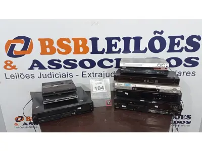 LOTE 104 - 07 APARELHOS DE DVD E 02 DE VÍDEO CASSETES. (NO ESTADO) ATENÇÃO! FAZER A VISITAÇÃO ANTES DE ARREMATAR, NÃO SABEMOS SE FUNCIONA, LEILÃO NÃO TEM GARANTIA E NEM DEVOLUÇÃO, SUJEITO A POSSÍVEIS AVARIAS VISÍVEIS/OCULTAS E/OU AUSÊNCIA DE COMPONENTES.