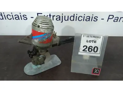 LOTE 260 - 01 MÁQUINA DE CORTAR TECIDO. (NO ESTADO) ATENÇÃO! FAZER A VISITAÇÃO ANTES DE ARREMATAR, NÃO SABEMOS SE FUNCIONA, LEILÃO NÃO TEM GARANTIA E NEM DEVOLUÇÃO, SUJEITO A POSSÍVEIS AVARIAS VISÍVEIS/OCULTAS E/OU AUSÊNCIA DE COMPONENTES.