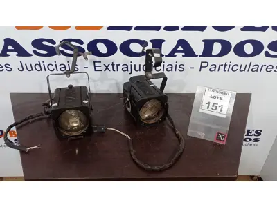 LOTE 151 - 02 REFLETORES DE PALCO. (NO ESTADO) ATENÇÃO! FAZER A VISITAÇÃO ANTES DE ARREMATAR, NÃO SABEMOS SE FUNCIONA, LEILÃO NÃO TEM GARANTIA E NEM DEVOLUÇÃO, SUJEITO A POSSÍVEIS AVARIAS VISÍVEIS/OCULTAS E/OU AUSÊNCIA DE COMPONENTES.