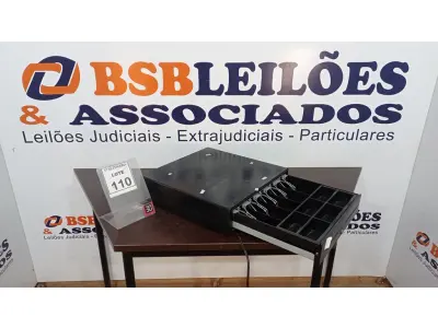 LOTE 110 - 01 GAVETA DE DINHEIRO. (NO ESTADO) ATENÇÃO! FAZER A VISITAÇÃO ANTES DE ARREMATAR, NÃO SABEMOS SE FUNCIONA, LEILÃO NÃO TEM GARANTIA E NEM DEVOLUÇÃO, SUJEITO A POSSÍVEIS AVARIAS VISÍVEIS/OCULTAS E/OU AUSÊNCIA DE COMPONENTES.