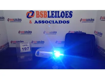 LOTE 197 - 01 PROJETOR MARCA EPSON COM MALETA. (NO ESTADO) ATENÇÃO! FAZER A VISITAÇÃO ANTES DE ARREMATAR, NÃO SABEMOS SE FUNCIONA, LEILÃO NÃO TEM GARANTIA E NEM DEVOLUÇÃO, SUJEITO A POSSÍVEIS AVARIAS VISÍVEIS/OCULTAS E/OU AUSÊNCIA DE COMPONENTES