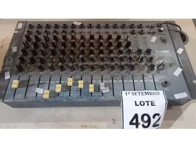 LOTE 492 - 01 MESA DE SOM. ANALÓGICA MARCA STANER MODELO 12-2S (NO ESTADO) ATENÇÃO! FAZER A VISITAÇÃO ANTES DE ARREMATAR, NÃO SABEMOS SE FUNCIONA, LEILÃO NÃO TEM GARANTIA E NEM DEVOLUÇÃO, SUJEITO A POSSÍVEIS AVARIAS VISÍVEIS/OCULTAS E/OU AUSÊNCIA DE COMPONENTES.