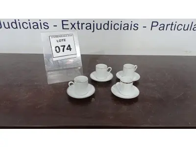 LOTE 074 - 04 XÍCARAS COM 04 PIRES. (NO ESTADO EM QUE SE ENCONTRA. SUJEITO A AVARIAS OCULTAS/VISÍVEIS.)