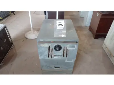 LOTE 125 - 01 COFRE. (NO ESTADO EM QUE SE ENCONTRA. SUJEITO A AVARIAS OCULTAS/VISÍVEIS.) AV9605V