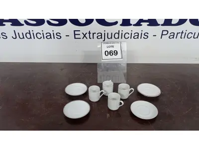 LOTE 069 - 04 XÍCARAS COM 04 PIRES. (NO ESTADO EM QUE SE ENCONTRA. SUJEITO A AVARIAS OCULTAS/VISÍVEIS.)