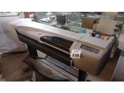 LOTE 338 - 01 PLOTTER MARCA HP MODELO DESIGNJET 500. (NO ESTADO) ATENÇÃO! FAZER A VISITAÇÃO ANTES DE ARREMATAR, NÃO SABEMOS SE FUNCIONA, LEILÃO NÃO TEM GARANTIA E NEM DEVOLUÇÃO, SUJEITO A POSSÍVEIS AVARIAS VISÍVEIS/OCULTAS E/OU AUSÊNCIA DE COMPONENTES.