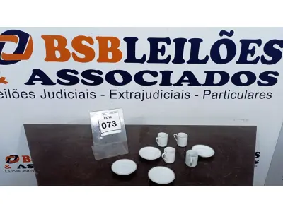 LOTE 073 - 04 XÍCARAS COM 04 PIRES. (NO ESTADO EM QUE SE ENCONTRA. SUJEITO A AVARIAS OCULTAS/VISÍVEIS.)