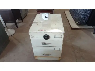 LOTE 124 - 01 COFRE. (NO ESTADO EM QUE SE ENCONTRA. SUJEITO A AVARIAS OCULTAS/VISÍVEIS.) BH1466B
