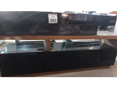 LOTE 382 - 01 RACK DE MADEIRA COM 02 GAVETAS E 01 PORTA E 01 MESA DE CENTRO EM MADEIRA. (NO ESTADO) ATENÇÃO! FAZER A VISITAÇÃO ANTES DE ARREMATAR, NÃO SABEMOS SE FUNCIONA, LEILÃO NÃO TEM GARANTIA E NEM DEVOLUÇÃO, SUJEITO A POSSÍVEIS AVARIAS VISÍVEIS/OCULTAS E/OU AUSÊNCIA DE COMPONENTES.