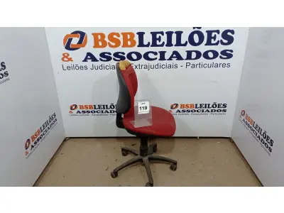 LOTE 119 - 01 CADEIRA GIRATÓRIA PARA ESCRITÓRIO NA COR VERMELHA. (NO ESTADO EM QUE SE ENCONTRA. SUJEITO A AVARIAS OCULTAS/VISÍVEIS.)  